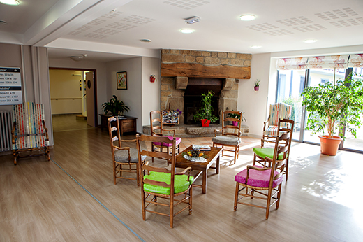 salon entrée avec cheminée